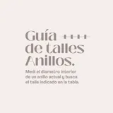 Anillo en plata 925 con forma de V invertida, con circonias engarzadas en la parte inferior.