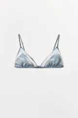 Bralette triangular color gris celeste, confeccionado en seda. Tiene tirantes finos regulables y cierre trasero con gancho metálico.