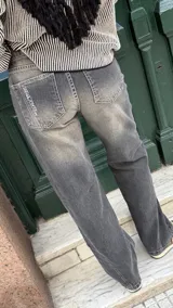 Pantalón de jean gris oscuro, de corte recto y tiro medio, con costuras decorativas en contraste.