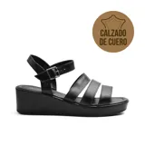 Sandalias de cuero color crudo con plataforma y tiras horizontales.