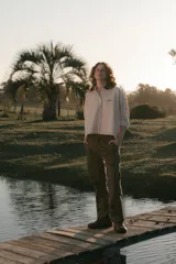 Pantalón de trabajo verde oliva, de tiro medio, confeccionado en gabardina de algodón. Presenta cinta utilitaria trasera, cintura ajustable, bolsillo para metro bordado y cinta reflectiva en los bajos.