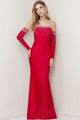 Vestido largo de fiesta rojo, strapless, con mangas largas removibles y apliques de strass en el escote y las mangas.
