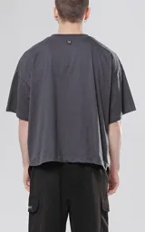Remera negra de manga corta con calce boxy fit, realizada en tejido jersey 24/1 americano.