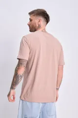 Remera manga corta color taupe con bordado abstracto en el pecho.