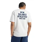 Remera gris jaspeado de algodón, con cuello redondo y mangas cortas. Estampado frontal con el texto "New Balance Athletics Since 1906" en azul marino.