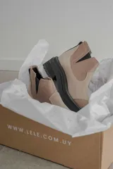 Botas Chelsea color marrón con paneles laterales elásticos y suela track.