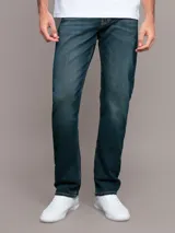 Pantalón de jean azul oscuro, corte recto, tiro medio y cinco bolsillos.