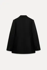 Blazer recta negra de Zara Woman Collection, con cuello solapa, manga larga con abertura y botones, bolsillos de plastrón en delantero, forro interior a tono y cierre frontal con botones.