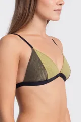Top de bikini con estampado geométrico en tonos verde pistacho y marrón, con breteles finos negros y contorno inferior negro.