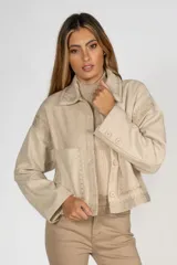 Sobrecamisa color beige con bordados en cuello, solapa, mangas y ruedo.