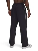 Pantalón deportivo Under Armour negro con logo bordado en blanco y una franja blanca a lo largo de la pierna.