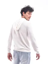 Buzo blanco de tejido texturizado con capucha y cordones ajustables.