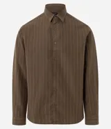 Camisa de hombre de manga larga, color marrón, con cuello inglés y rayas verticales finas en hilo teñido. Presenta un corte comfort más holgado.