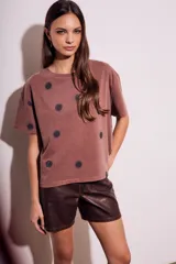 Remera marrón de algodón con estampado de lunares negros.