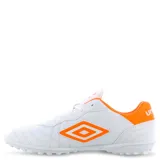 Championes de fútbol 5 Umbro Touch TF, completamente blancos, con capellada de material sintético y logo Umbro en relieve en el lateral. Poseen cordones blancos y suela de goma con tacos bajos.