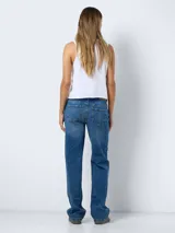 Musculosa blanca con estampado de paisaje desértico en tonos naranja y azul.