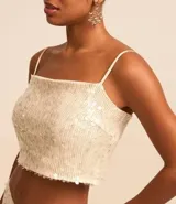 Blusa cropped con breteles ajustables, con forro y confeccionada en lentejuelas metalizadas.