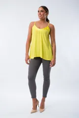 Musculosa amarilla de satén con breteles finos y escote en V.