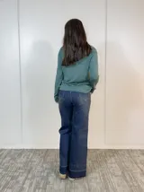 Pantalón de jean azul oscuro de corte recto, con cintura alta y bolsillos delanteros y traseros.