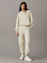 Pantalón de chándal color beige de felpa de algodón con cintura elástica, puños de canalé y bolsillos laterales.