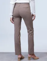 Pantalón de gabardina elastizada color marrón claro, marca Zac & Rachel, corte slim, con pretina con pasadores, botón y cierre. Delantera con tres bolsillos y trasera con bolsillos ojal.