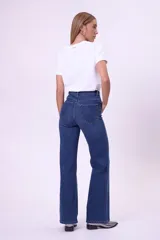 Remera blanca de algodón con cuello redondo y mangas cortas.