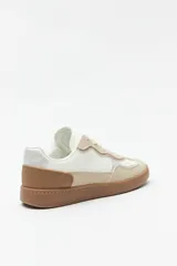 Zapatillas urbanas de gamuza color beige, blanco y verde, con recortes en símil cuero y suela de goma marrón de 2,5 cm de altura.