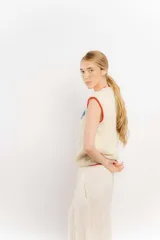 Chaleco tejido color crema con diseño de langosta azul y detalles en rojo en cuello y ruedo.