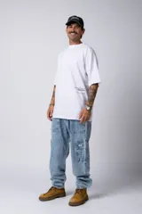 Remera negra de corte amplio con mangas cortas y estampado pequeño con texto en el frente.