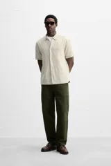 Camisa celeste de corte recto, manga corta y cuello solapa.
