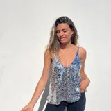 Musculosa plateada con lentejuelas y escote en V.