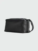 Neceser Boss de cuero negro con cierre superior y bolsillo frontal con cierre. Incluye asa lateral de mano y logo metálico en el frente.