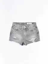 Short de jean negro, con roturas en la parte delantera de ambas piernas y borde deshilachado.