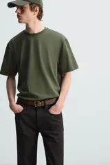 Camiseta verde militar de corte recto, cuello redondo y manga corta.