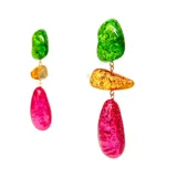 Caravanas de resina con diseño geométrico, combinando colores verde, naranja y fucsia, con cierre de perforación.