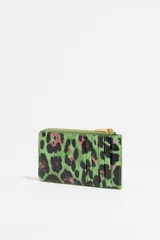 Monedero verde con estampado animal print en negro y rosa, cierre dorado con cremallera y logo de la marca en el frente.
