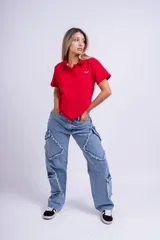 Chomba negra de corte ajustado, con cuello polo y logo bordado en el pecho.