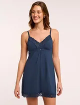 Chemise azul de seda fría, marca Montelle, con breteles finos regulables y apliques de encaje en escote y ruedo.