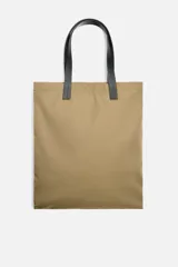 Bolso tipo shopper color beige, fabricado en tejido técnico con asas de mano de cuero negro. Tiene compartimento principal con cierre magnético y bolsillo interior con cremallera.