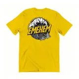 Remera de algodón con estampado tie-dye en tonos celeste, amarillo y rosa. Estampa central con el logo de la marca Emexem, olas y un pez koi.