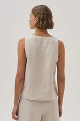 Musculosa blanca de lino con escote en V y corte recto.