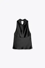 Top color champagne de cuello halter con espalda descubierta y cierre trasero con botones ocultos.