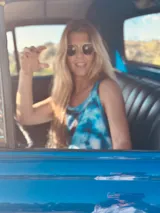 Vestido largo de lino con estampado tie-dye en tonos azules y volados en la falda.