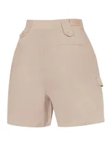 Short estilo bermuda de tiro alto color verde, confeccionado en lino orgánico, con pinzas y amplios bolsillos laterales.