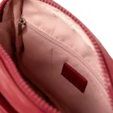Riñonera color bordó con diseño acolchado en forma de rombos. Tiene correa regulable, cierre principal y un bolsillo externo con cierre.