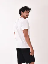 Remera color salmón con estampado rectangular con la palabra 'FEARLESS' en letras negras.