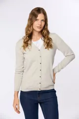 Cardigan tejido fino de hilo de algodón, con botones y puños en rib, de corte clásico.