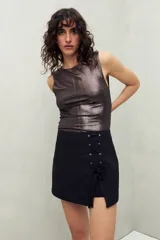 Short pollera blanco de algodón con cruce delantero y lazo ajustable.