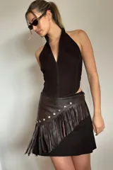 Faja de cuero ovino color chocolate con flecos, tachas plateadas y hebilla metálica ajustable.