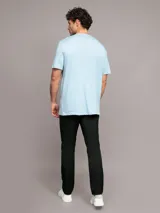 Remera celeste de algodón con logo de Calvin Klein estampado en el pecho.